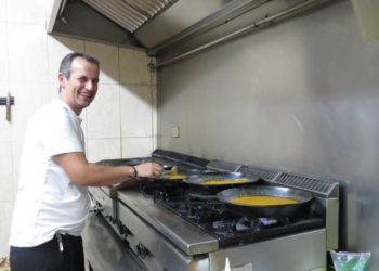 Nico Jaime [Barbacoa Nico]: «Usamos veinticuatro kilos de harina de titos cada semana para hacer las gachas, sobre todo en la vendimia»
