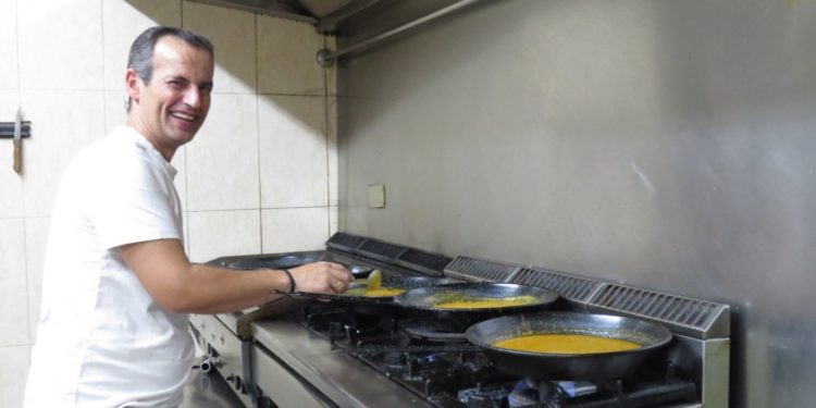 Nico Jaime [Barbacoa Nico]: «Usamos veinticuatro kilos de harina de titos cada semana para hacer las gachas, sobre todo en la vendimia»