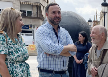Antonio López García visita, acompañado por el alcalde Javier Navarro, las esculturas “Día y Noche” en su nueva ubicación