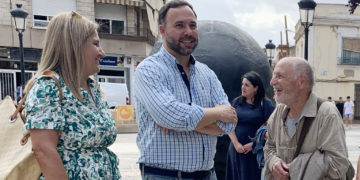 Antonio López García visita, acompañado por el alcalde Javier Navarro, las esculturas “Día y Noche” en su nueva ubicación