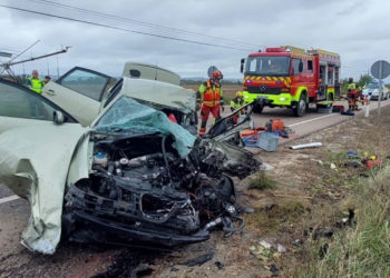 Un aparatoso choque entre un camión y un coche deja dos heridos en Talavera de la Reina