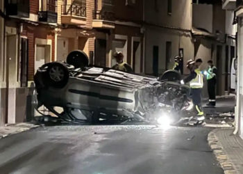 Dos jóvenes resultan heridos tras volcar con el vehículo que conducían y provocar una fuga de gas en Calzada de Calatrava