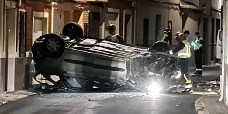 Dos jóvenes resultan heridos tras volcar con el vehículo que conducían y provocar una fuga de gas en Calzada de Calatrava