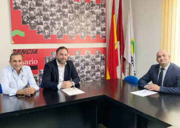 Agilizar las licencias de actividad, entre los asuntos de la reunión entre Javier Navarro y Julián Triguero, presidente del SCIS