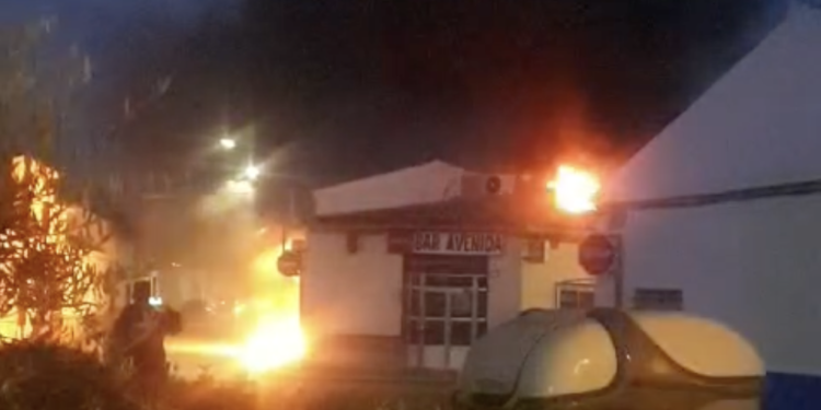 Graban el incendio en la cocina de una churrería de Pedro Muñoz, cuyo propietario ha resultado herido por inhalación de humo