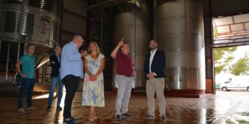 Últimos coletazos de la campaña de vendimia en Vinícola de Tomelloso, que recibe la visita de Javier Navarro
