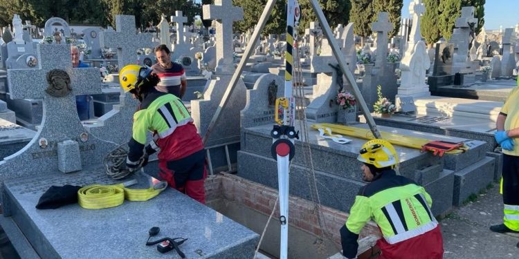 Herida una mujer de 48 años después de caerse a una tumba de tres metros en el cementerio de Santa Cruz de la Zarza