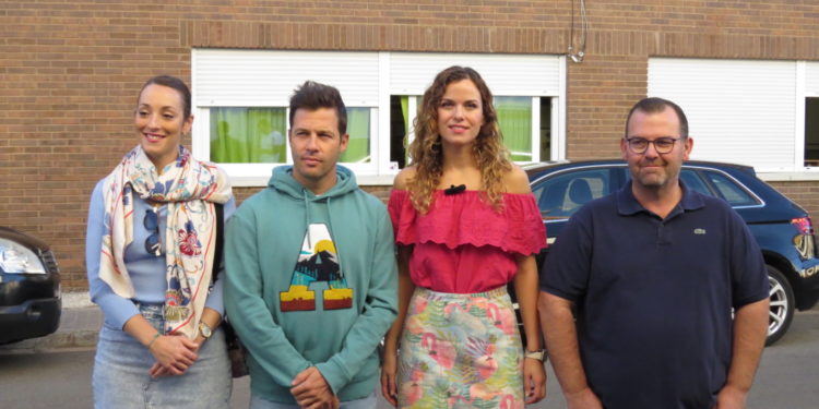 Frente al CEIP Embajadores, esta mañana ha tomado la palabra Nazareth Rodrigo, miembro del grupo municipal socialista, para reclamar “una necesidad que venimos observando desde el mes de septiembre”. Se trata de la falta de plazas de autobús para transportar a todos los niños y niñas de Tomelloso a su correspondiente comedor escolar, que, en sus palabras, se está produciendo recientemente.