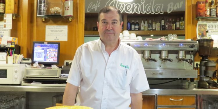 Pepe Carretero [Bar Avenida]: «En nuestros 55 años de historia, las dos tapas que seguimos haciendo son la tortilla de patatas y el huevo»