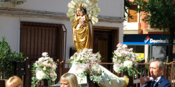 La Virgen del Pilar recorre a hombros las calles de su barrio arropada por numerosos fieles