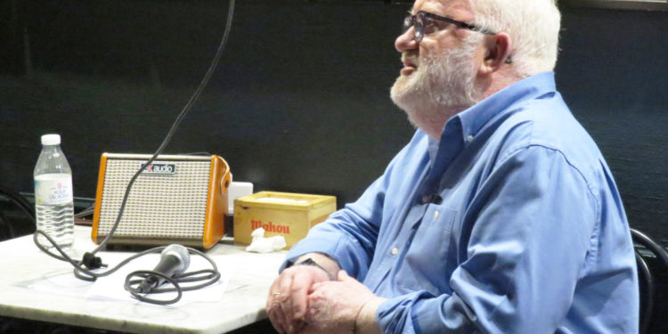 Javier Perales, artista autodidacta en su primera exposición en «El Cafetín»: «Mi mujer y mi hija me han animado a enseñar mis trabajos»