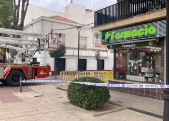 Los bomberos evitan un desprendimiento en un edificio de la Avenida Antonio Huertas de Tomelloso