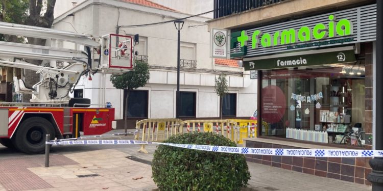 Los bomberos evitan un desprendimiento en un edificio de la Avenida Antonio Huertas de Tomelloso