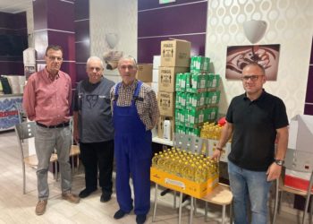 Pepe Pérez de «El Quinto Pecado» y José Ángel Perona donan 600 kilos de alimentos a Cáritas de Tomelloso