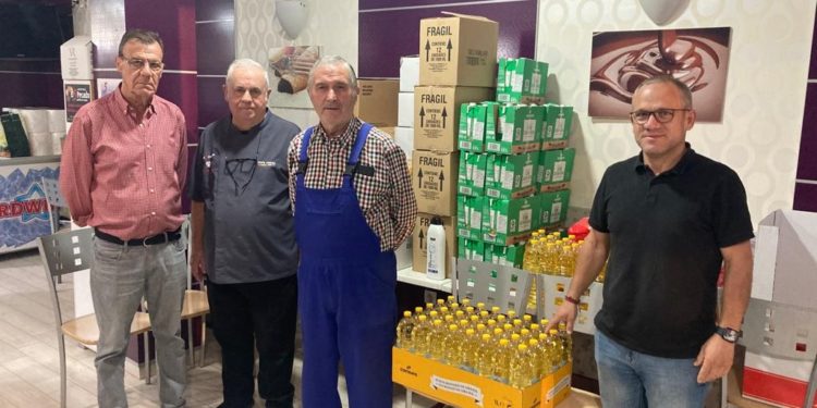 Pepe Pérez de «El Quinto Pecado» y José Ángel Perona donan 600 kilos de alimentos a Cáritas de Tomelloso