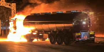 Arde un camión cisterna a las puertas del recinto de Pinilla de Tomelloso