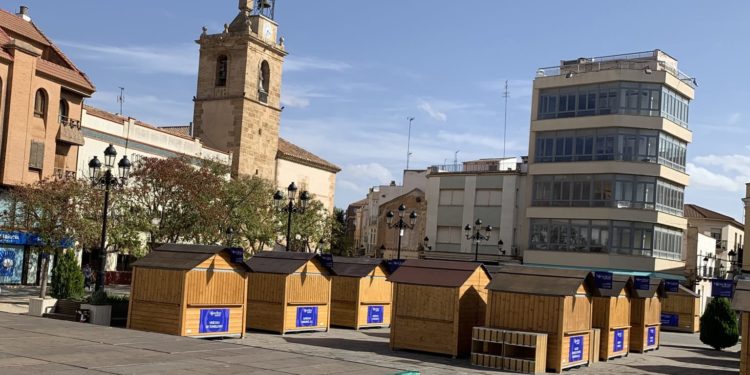 El Ayuntamiento de Tomelloso evalúa los daños ocasionados por un vertido accidental de aceite en la Plaza de España