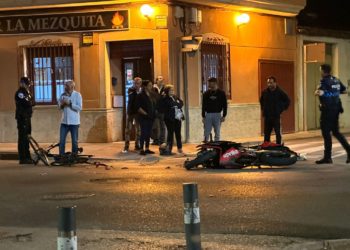 Heridos dos hombres después del choque entre una moto y una bicicleta en la Calle Doña Crisanta de Tomelloso