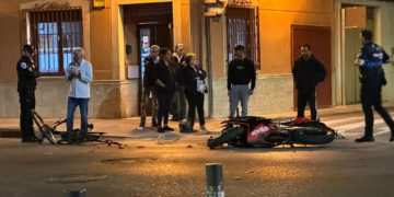 Heridos dos hombres después del choque entre una moto y una bicicleta en la Calle Doña Crisanta de Tomelloso