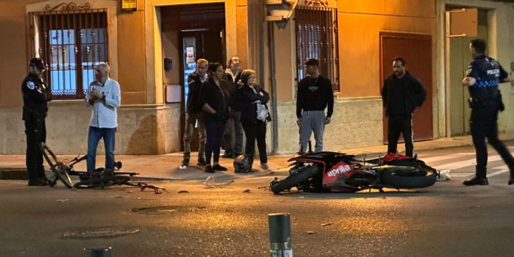 Heridos dos hombres después del choque entre una moto y una bicicleta en la Calle Doña Crisanta de Tomelloso