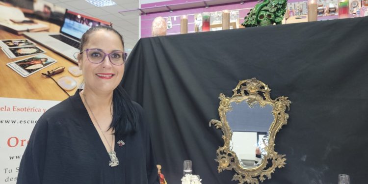 El ritual de la sortilegiadora tomellosera Victoria Braojos para recibir a los difuntos en este Halloween y Todos los Santos