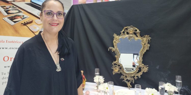 El ritual de la sortilegiadora tomellosera Victoria Braojos para recibir a los difuntos en este Halloween y Todos los Santos