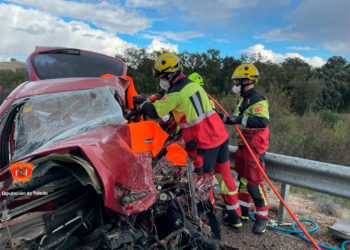 Muere el conductor de un vehículo al chocar contra un autobús escolar en la localidad toledana de Méntrida