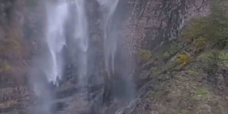 VÍDEO | Una cascada al revés, el asombroso fenómeno que ha provocado el viento de la borrasca «Ciarán» en Castilla-La Mancha