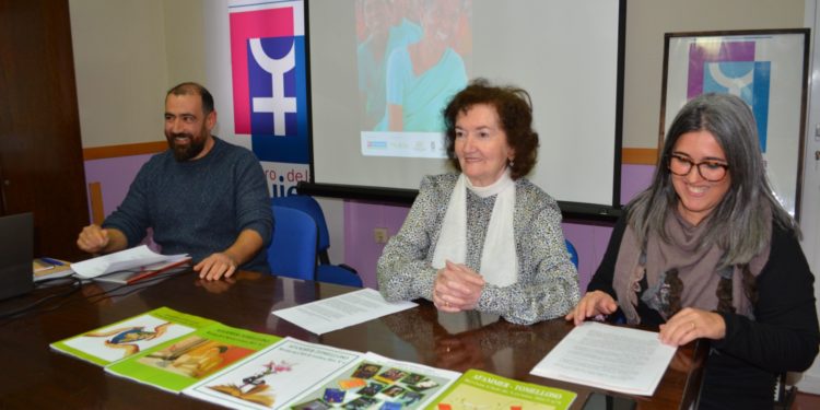 El Centro de la Mujer de Tomelloso presenta el libro «Tú también cuentas» de la Fundación Vicente Ferrer con el Club de Lectura