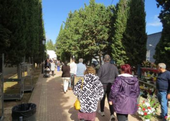 Miles de tomelloseros acuden al cementerio para recordar a sus seres queridos en el Día de Todos los Santos 2023