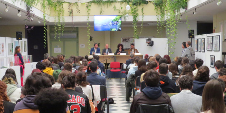 La Escuela Superior de Diseño «Antonio López» celebra la apertura del curso escolar con la visita del productor y realizador Hugo De la Riva