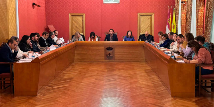Tenso pleno de noviembre en el Ayuntamiento Tomelloso por las mociones sobre la violencia contra la mujer y la Ley de Amnistía