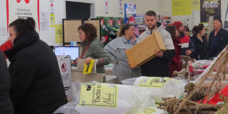 Las mejores imágenes del Black Friday 2023 de «Embargos a lo Bestia» en Tomelloso con productos a un euro