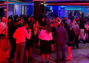 La sala «Wakea Club» celebra con éxito su fiesta «Singles», con solteros mayores de 25 años y el juego del “tornillo y la tuerca”