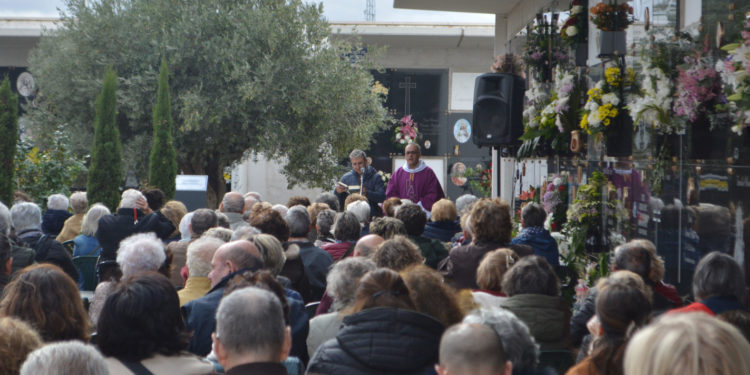 Celebrada la tradicional misa del Día de Difuntos marcada por el viento que ha derribado parte de la ofrenda floral del Cementerio