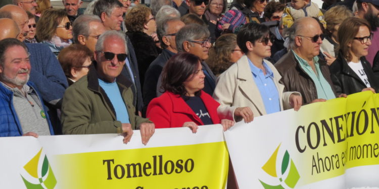 Centenares de ciudadanos salen a la calle para reivindicar un tren por Tomelloso “limpio, ecológico y vertebrador”