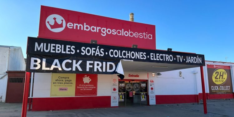 El “Black Friday realista” de «Embargos a lo Bestia» vuelve este viernes a Tomelloso con más de 1.000 muebles a un euro