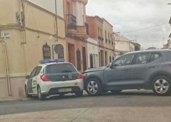 Un conductor se salta un ceda el paso y acaba chocando contra un coche de la Guardia Civil en la Calle Santa María de Tomelloso