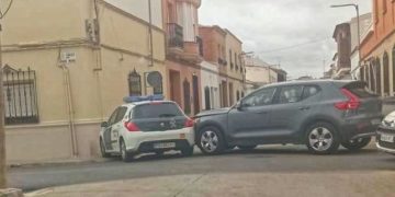 Un conductor se salta un ceda el paso y acaba chocando contra un coche de la Guardia Civil en la Calle Santa María de Tomelloso
