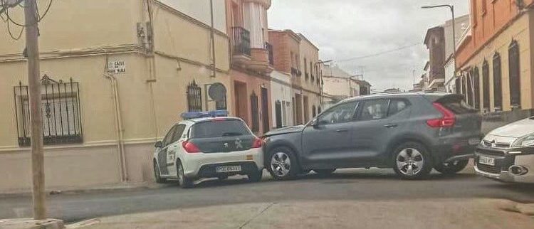 Un conductor se salta un ceda el paso y acaba chocando contra un coche de la Guardia Civil en la Calle Santa María de Tomelloso