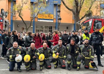 La Escuela de Artes Antonio López realiza una sesión de fotografías a los bomberos de Tomelloso en un simulacro de incendio