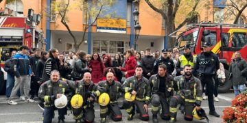 La Escuela de Artes Antonio López realiza una sesión de fotografías a los bomberos de Tomelloso en un simulacro de incendio