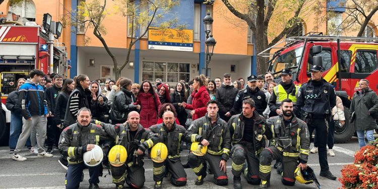 La Escuela de Artes Antonio López realiza una sesión de fotografías a los bomberos de Tomelloso en un simulacro de incendio