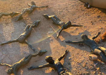 Las imágenes del misterioso robo de crucifijos de hasta diecisiete tumbas en un cementerio de Castilla-La Mancha