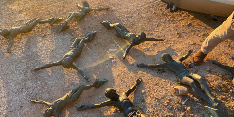 Las imágenes del misterioso robo de crucifijos de hasta diecisiete tumbas en un cementerio de Castilla-La Mancha