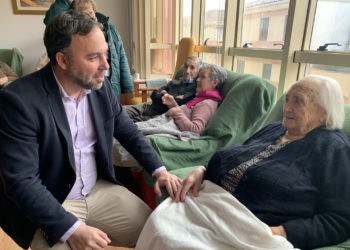 El alcalde de Tomelloso, Javier Navarro, visita el complejo residencial de la Fundación Elder para felicitar la Navidad a sus usuarios