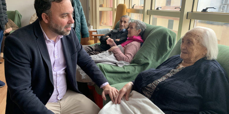 El alcalde de Tomelloso, Javier Navarro, visita el complejo residencial de la Fundación Elder para felicitar la Navidad a sus usuarios