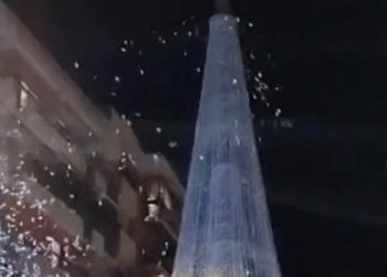 Se vuelve viral el vídeo del encendido de la iluminación del árbol de Navidad de Cuenca porque no se encendió