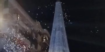 Se vuelve viral el vídeo del encendido de la iluminación del árbol de Navidad de Cuenca porque no se encendió