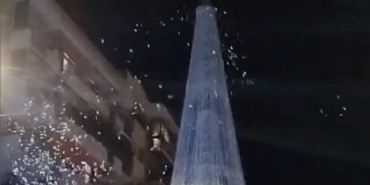 Se vuelve viral el vídeo del encendido de la iluminación del árbol de Navidad de Cuenca porque no se encendió